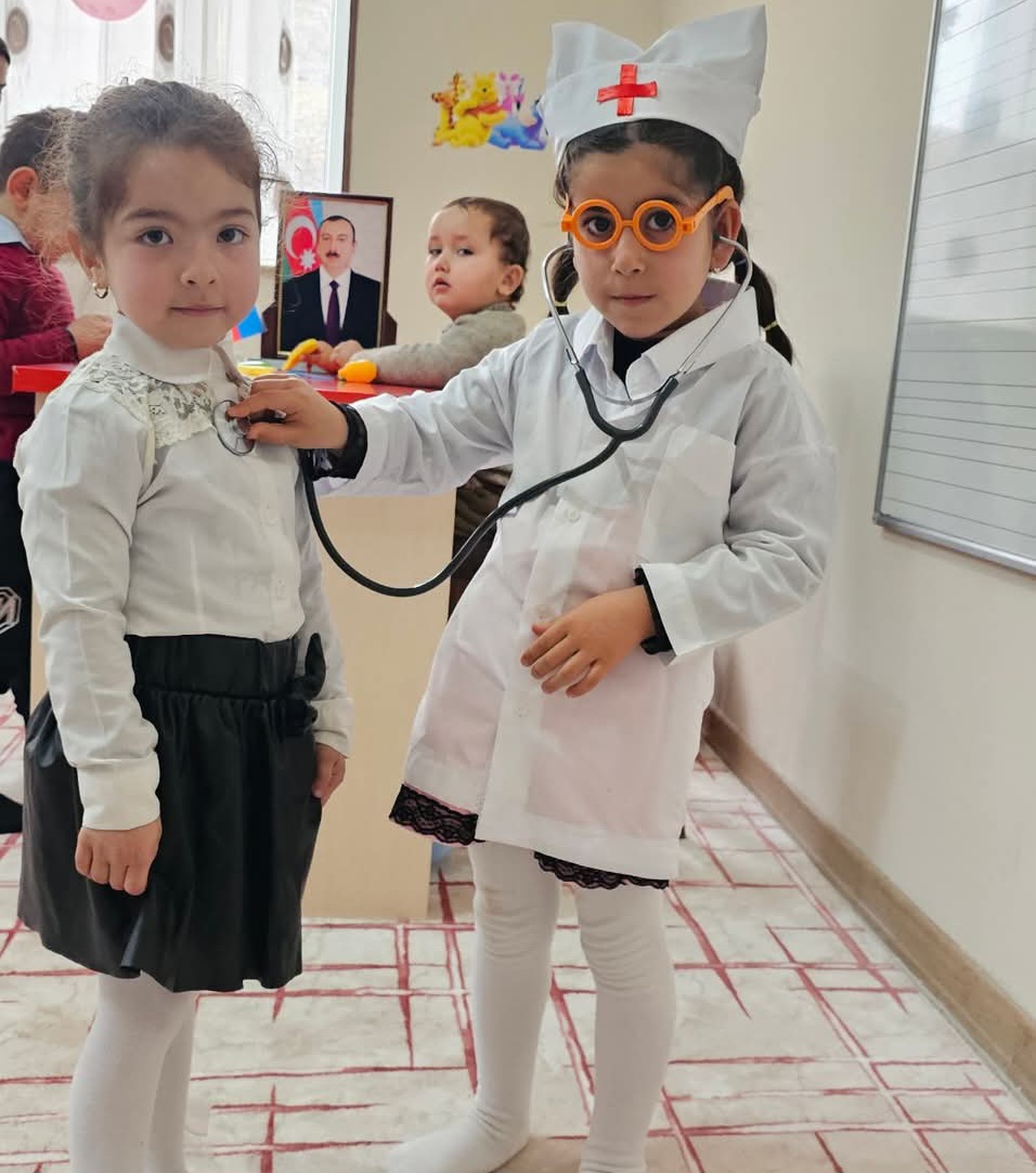 Uşaqların peşələrlə ilk tanışlığı