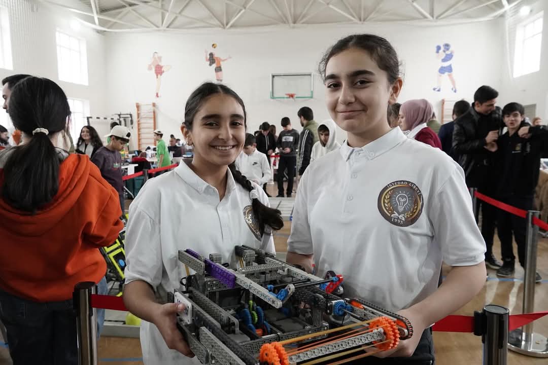 “VEX Robotics” yarışlarının Respublika turniri olub
