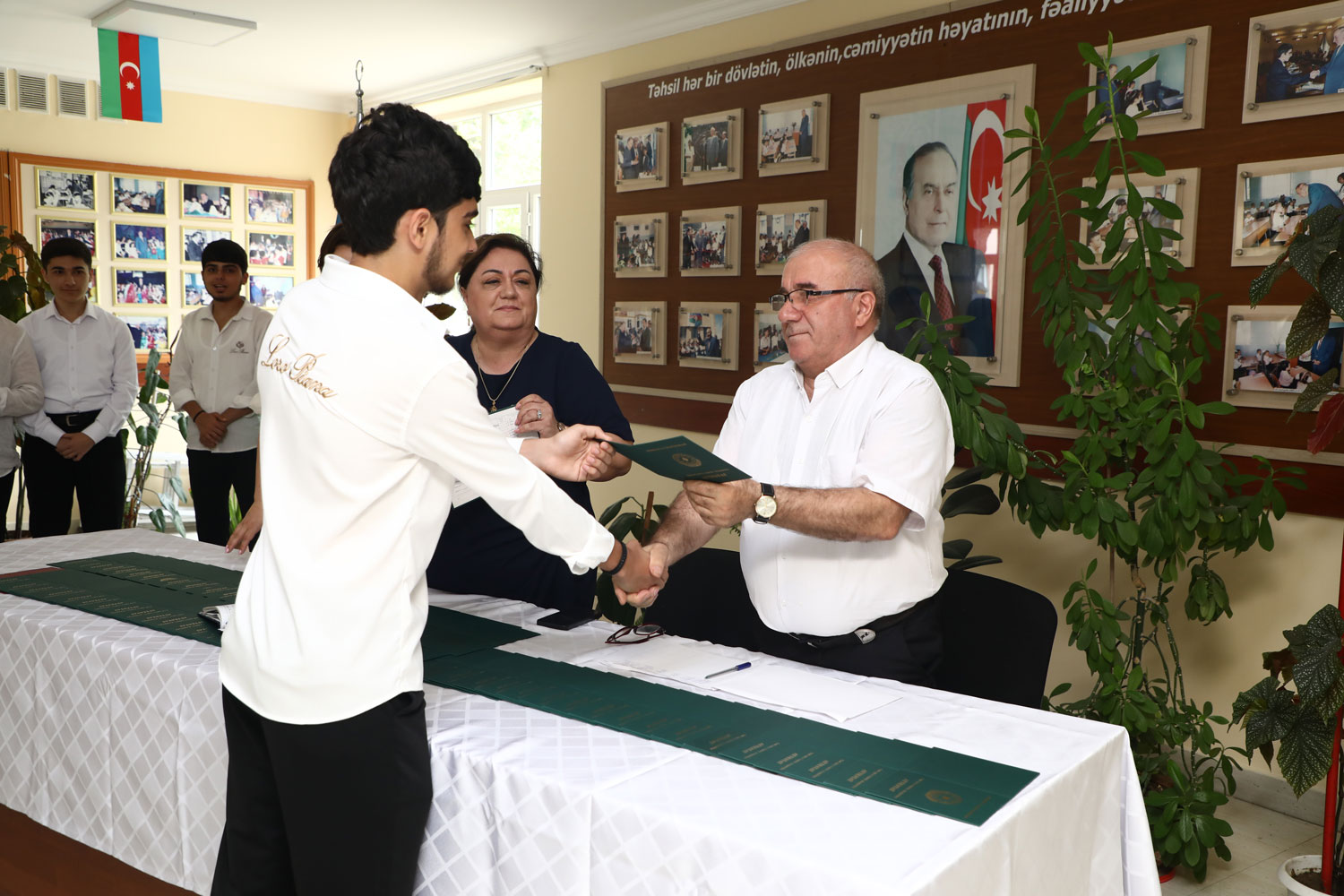 XI sinfi bitirən məzunlara attestatların verilməsinə başlanıb 