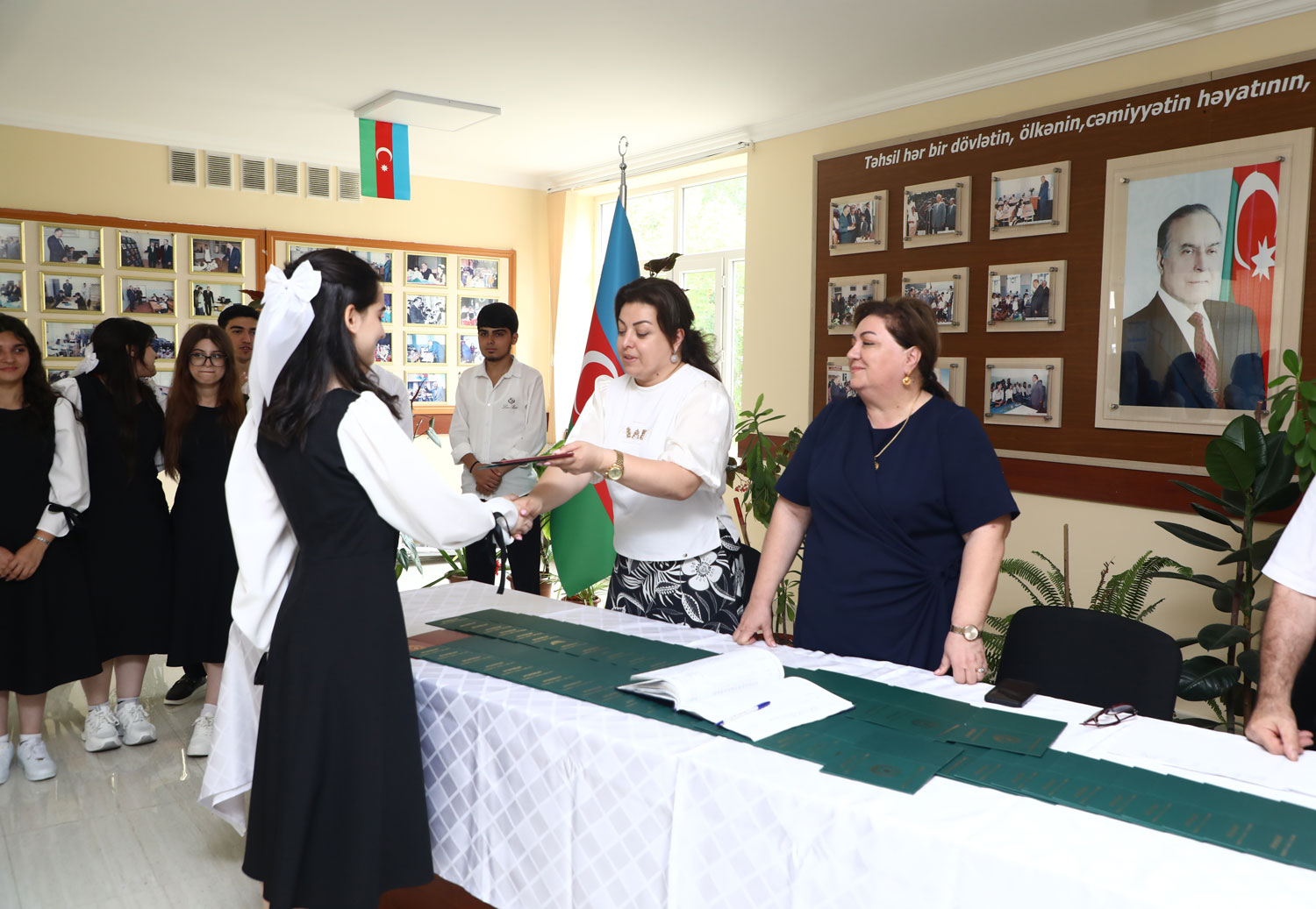 XI sinfi bitirən məzunlara attestatların verilməsinə başlanıb