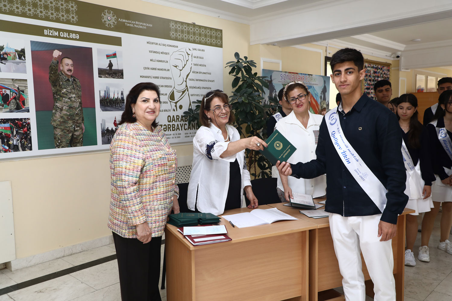 XI sinfi bitirən məzunlara attestatların verilməsinə başlanıb