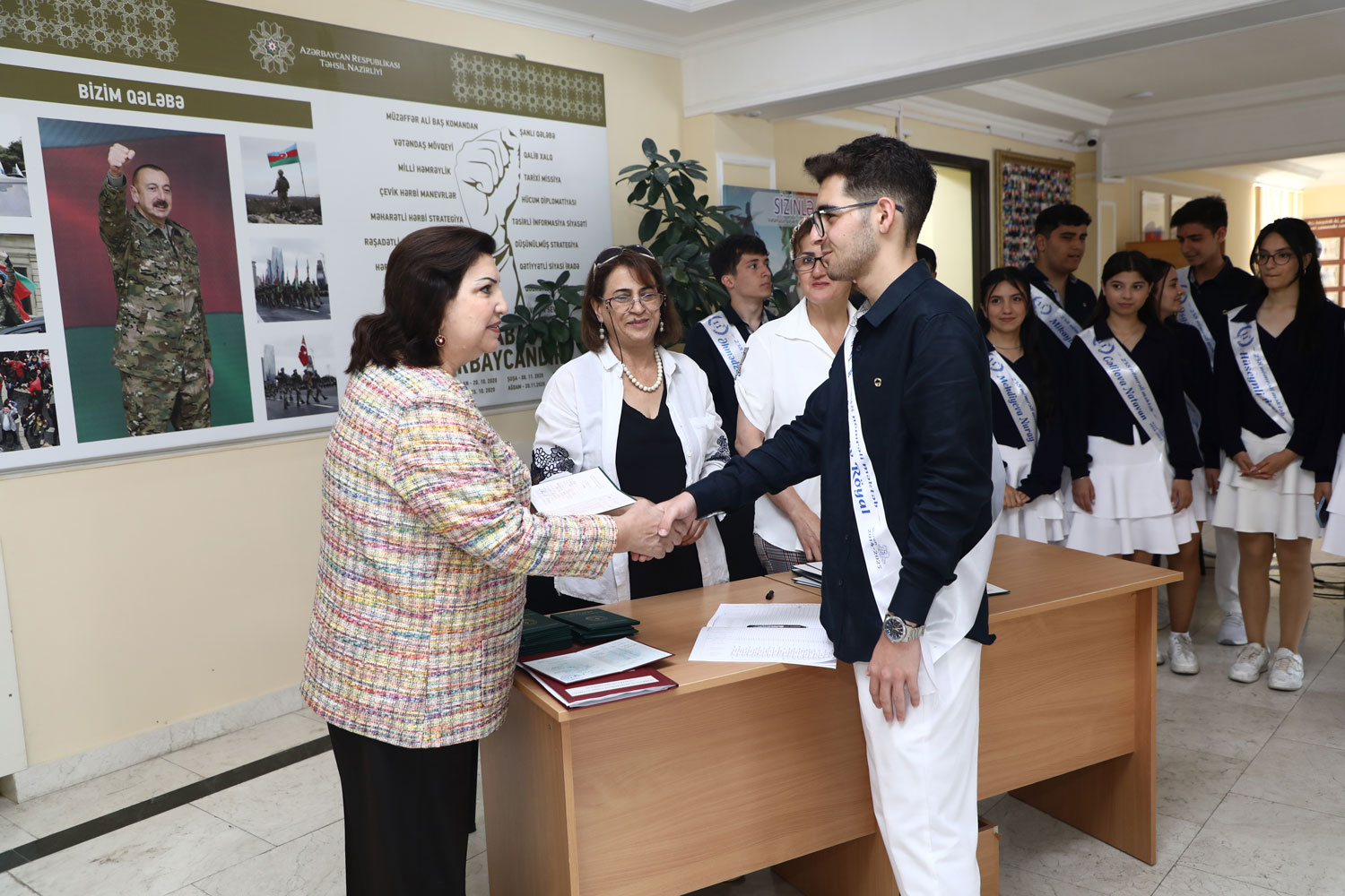 XI sinfi bitirən məzunlara attestatların verilməsinə başlanıb