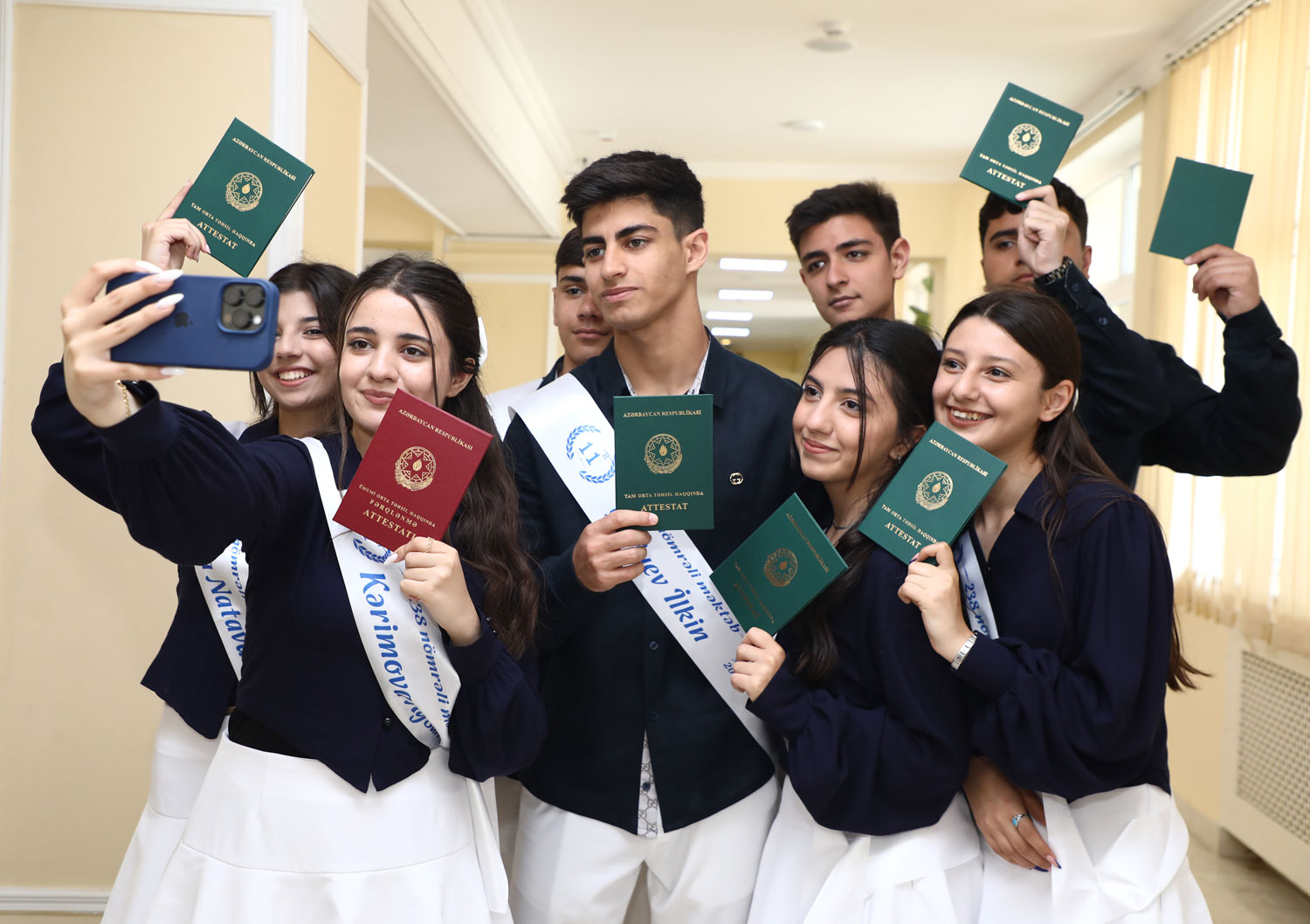 XI sinfi bitirən məzunlara attestatların verilməsinə başlanıb