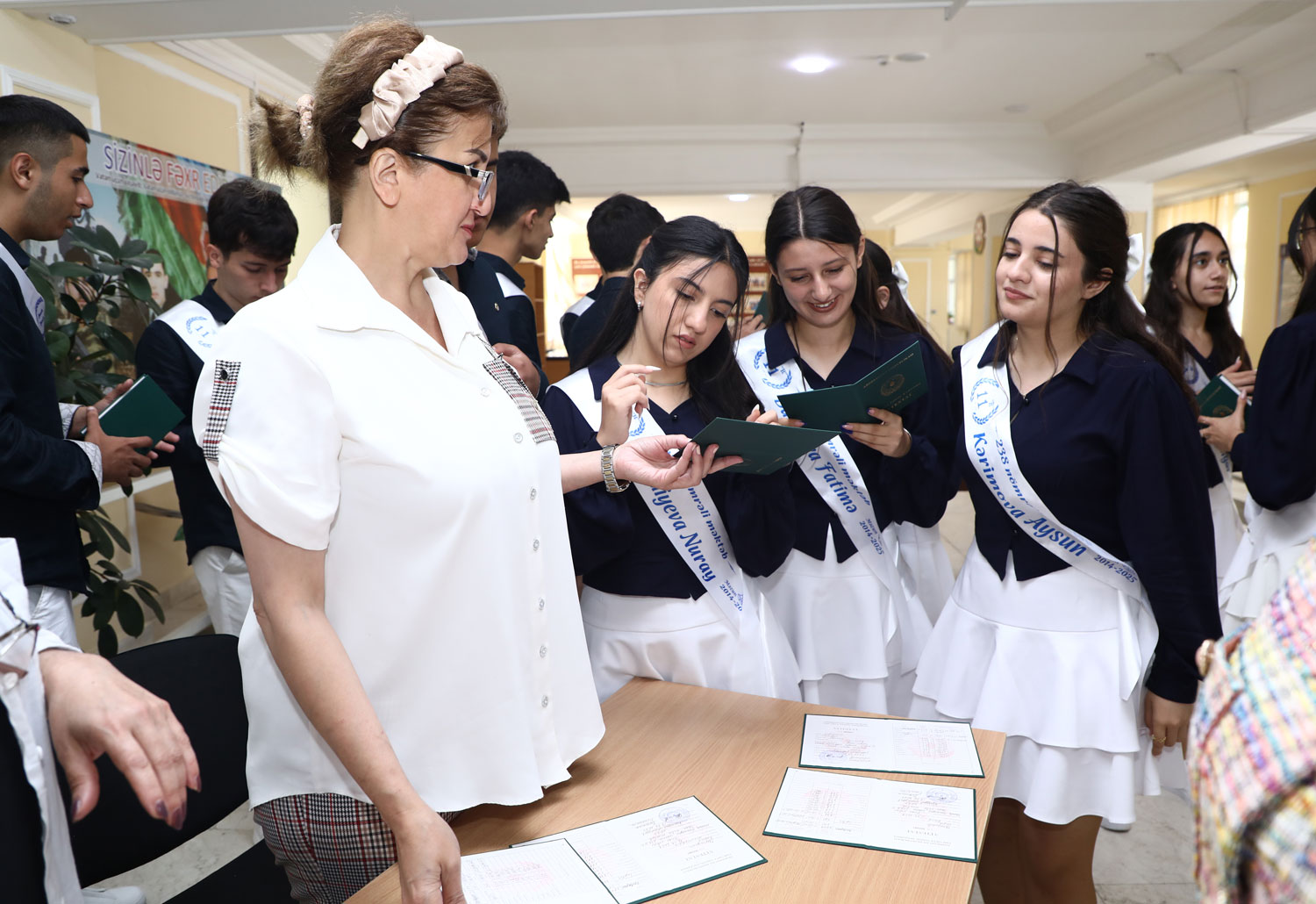 XI sinfi bitirən məzunlara attestatların verilməsinə başlanıb