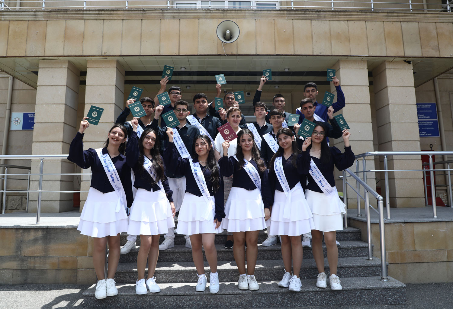 XI sinfi bitirən məzunlara attestatların verilməsinə başlanıb