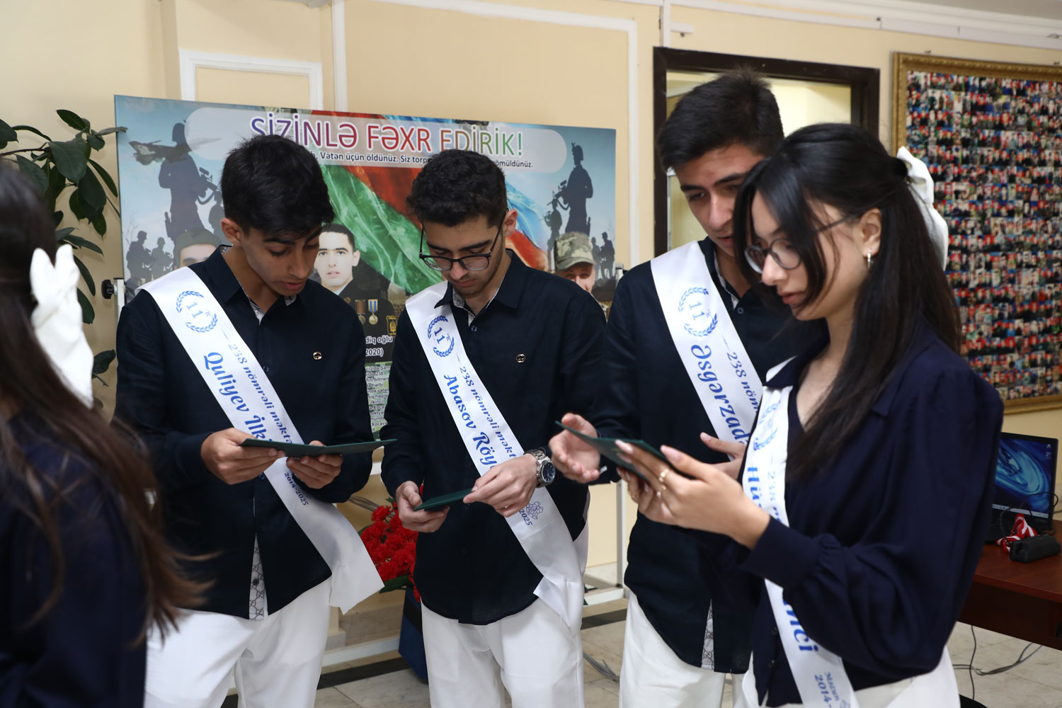 XI sinfi bitirən məzunlara attestatların verilməsinə başlanıb