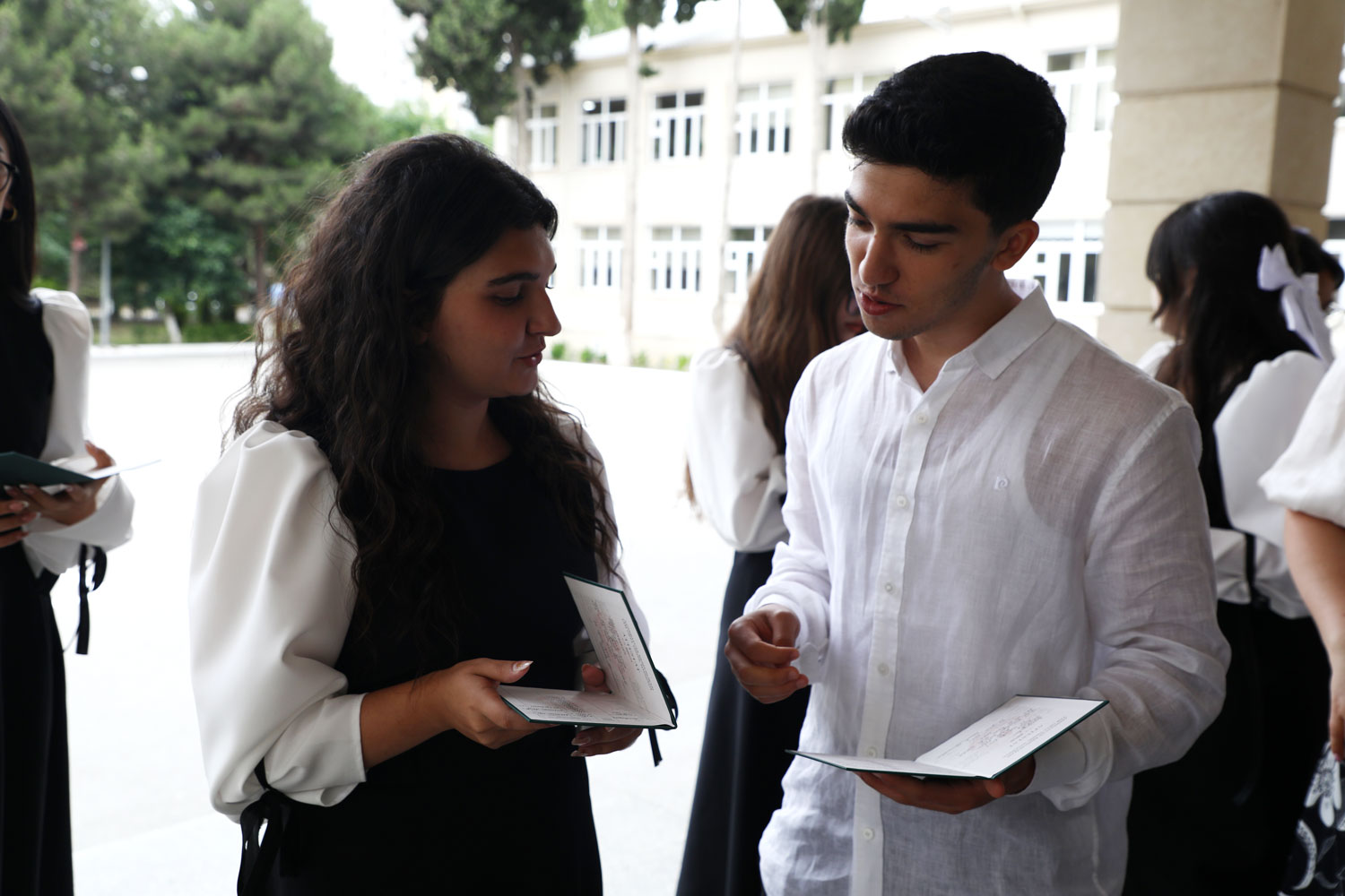 XI sinfi bitirən məzunlara attestatların verilməsinə başlanıb