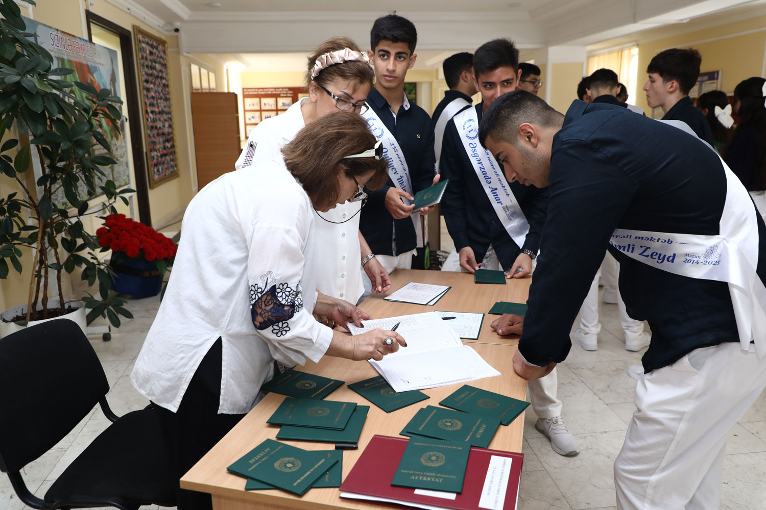 XI sinfi bitirən məzunlara attestatların verilməsinə başlanıb