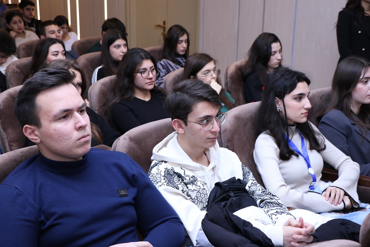 “Xocalı keçmişdən gələcəyə” – AzMİU-da Reza Deqati ilə görüş keçirilib