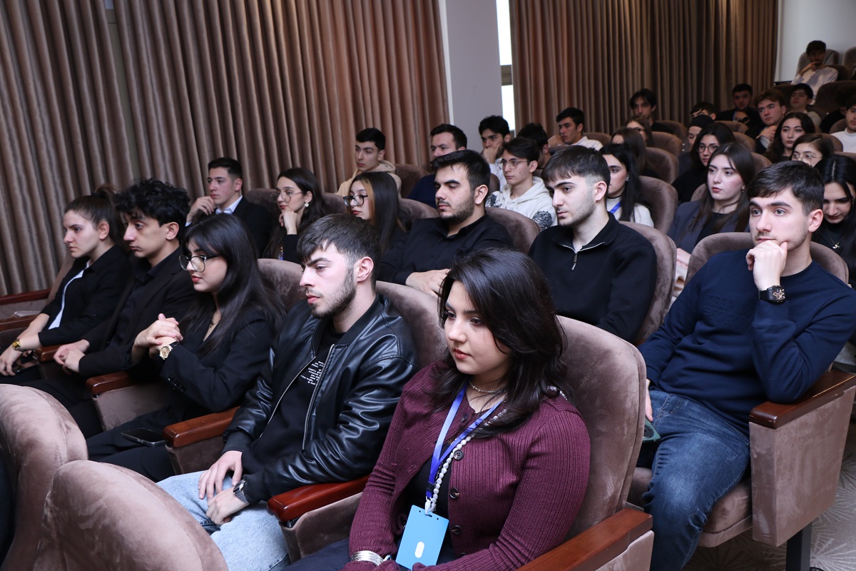 “Xocalı keçmişdən gələcəyə” – AzMİU-da Reza Deqati ilə görüş keçirilib