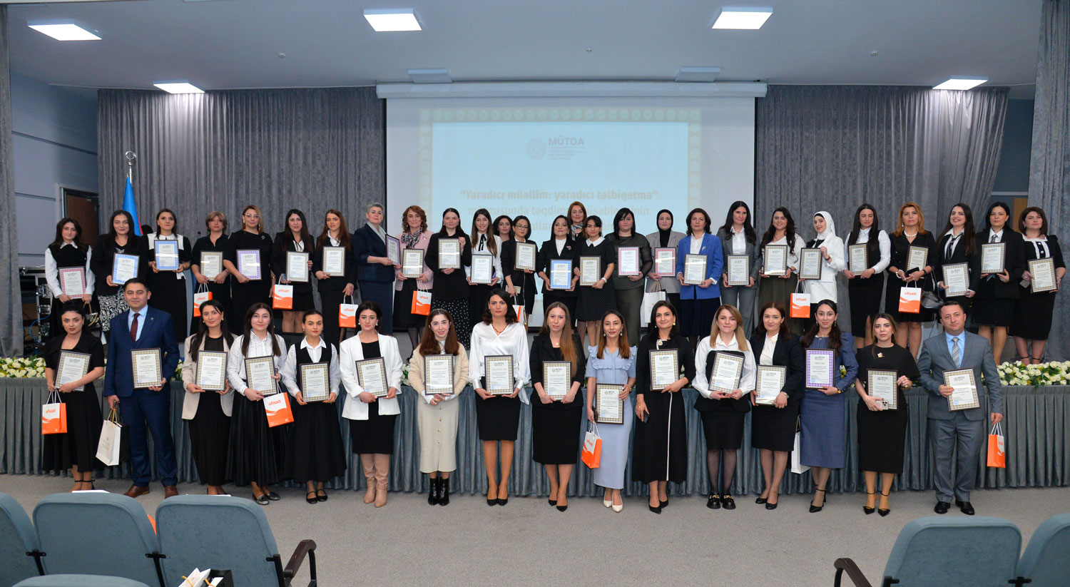 Yaradıcı müəllimlər təltif olunub 