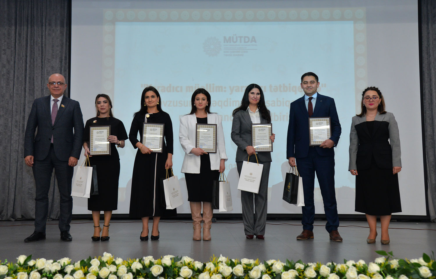 Yaradıcı müəllimlər təltif olunub