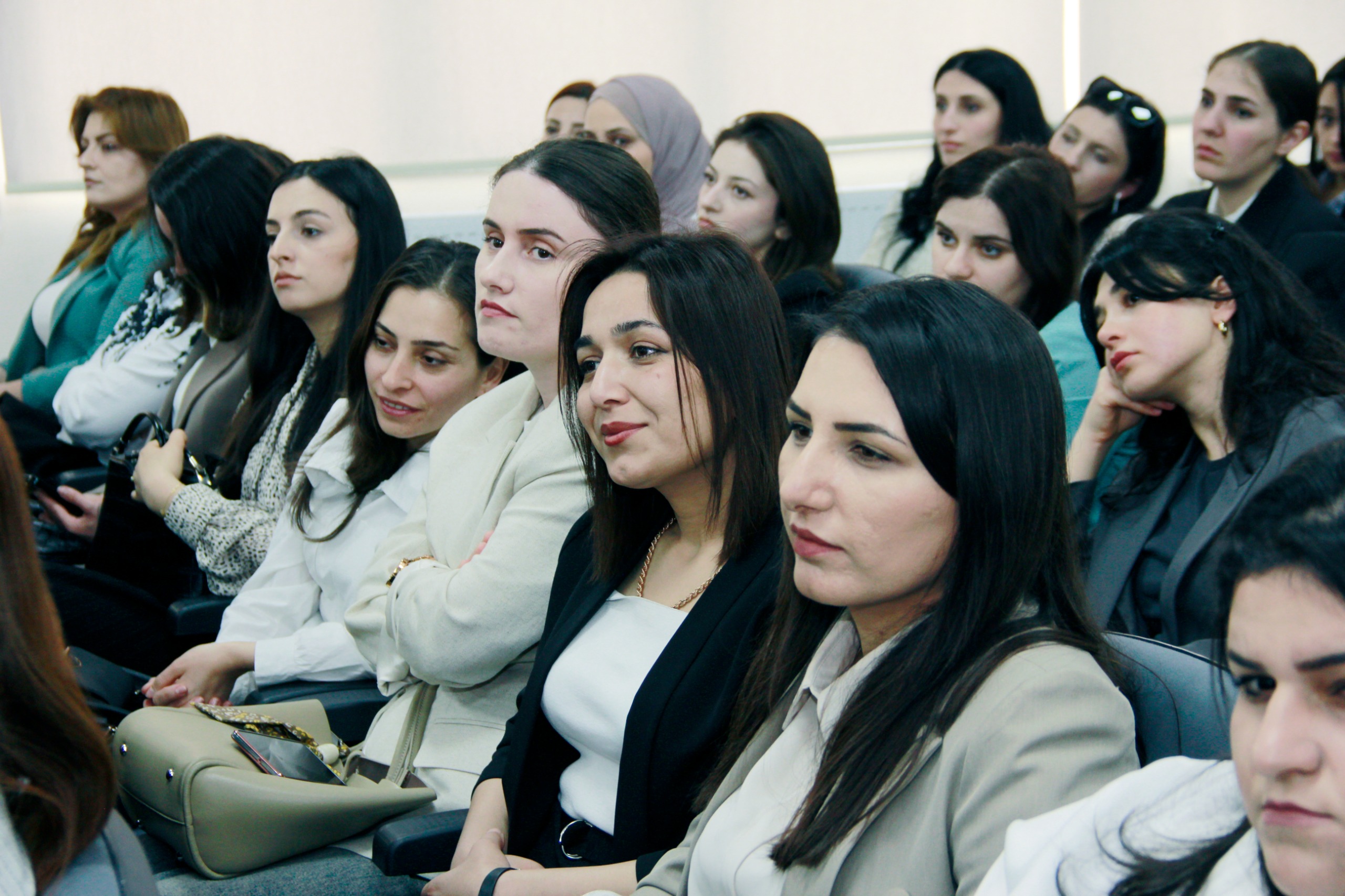 Yeni nəsil necə tərbiyə edilsin? – Mütəxəssislər cavab axtardı