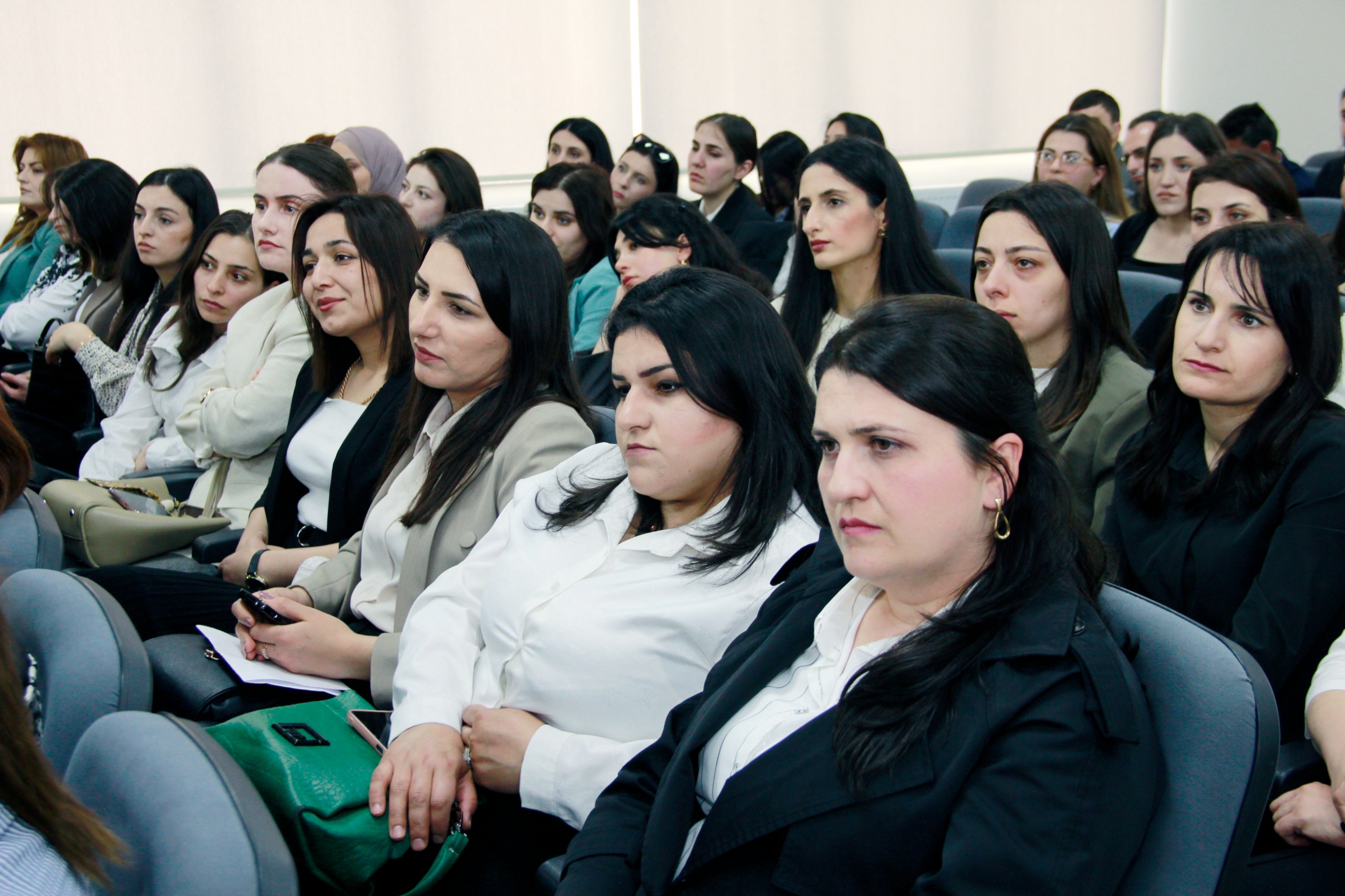 Yeni nəsil necə tərbiyə edilsin? – Mütəxəssislər cavab axtardı