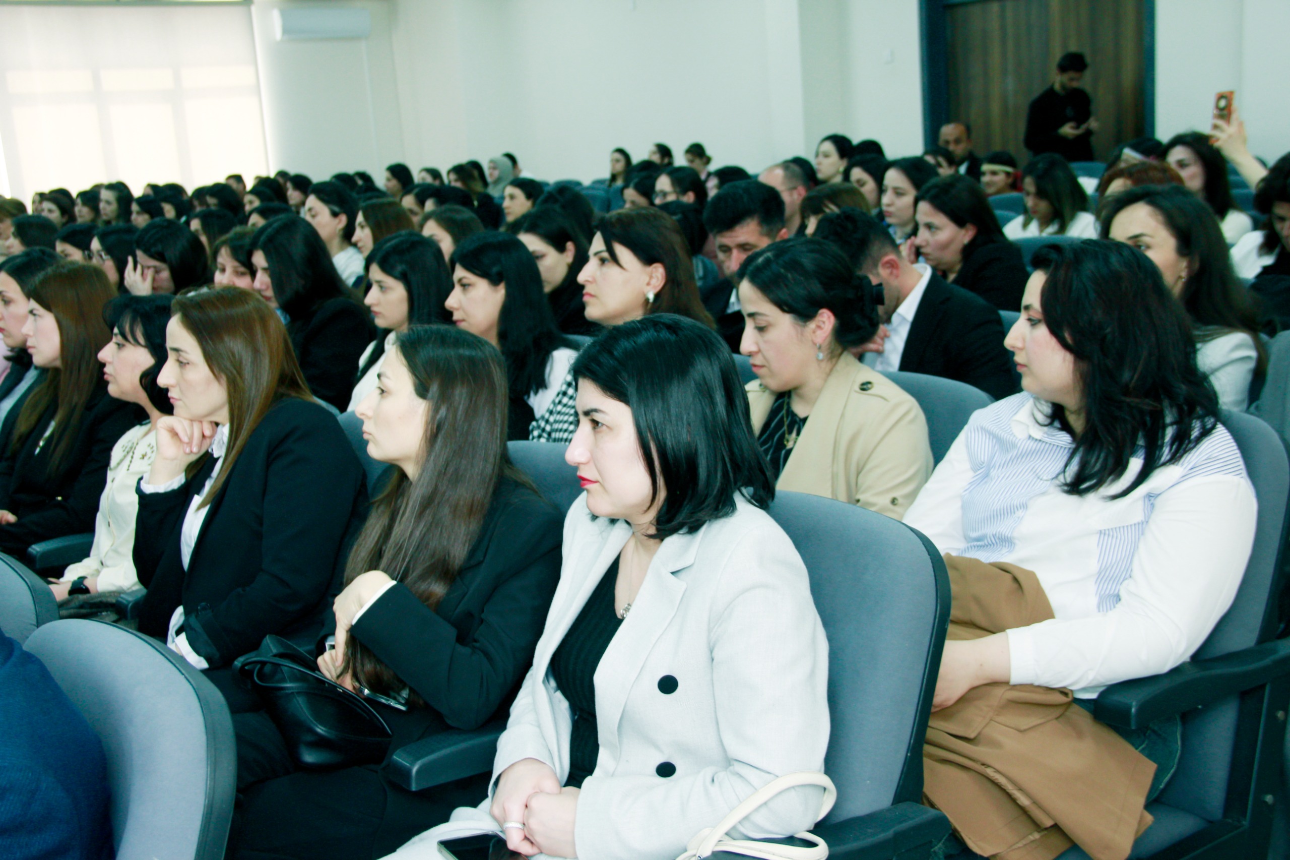 Yeni nəsil necə tərbiyə edilsin? – Mütəxəssislər cavab axtardı