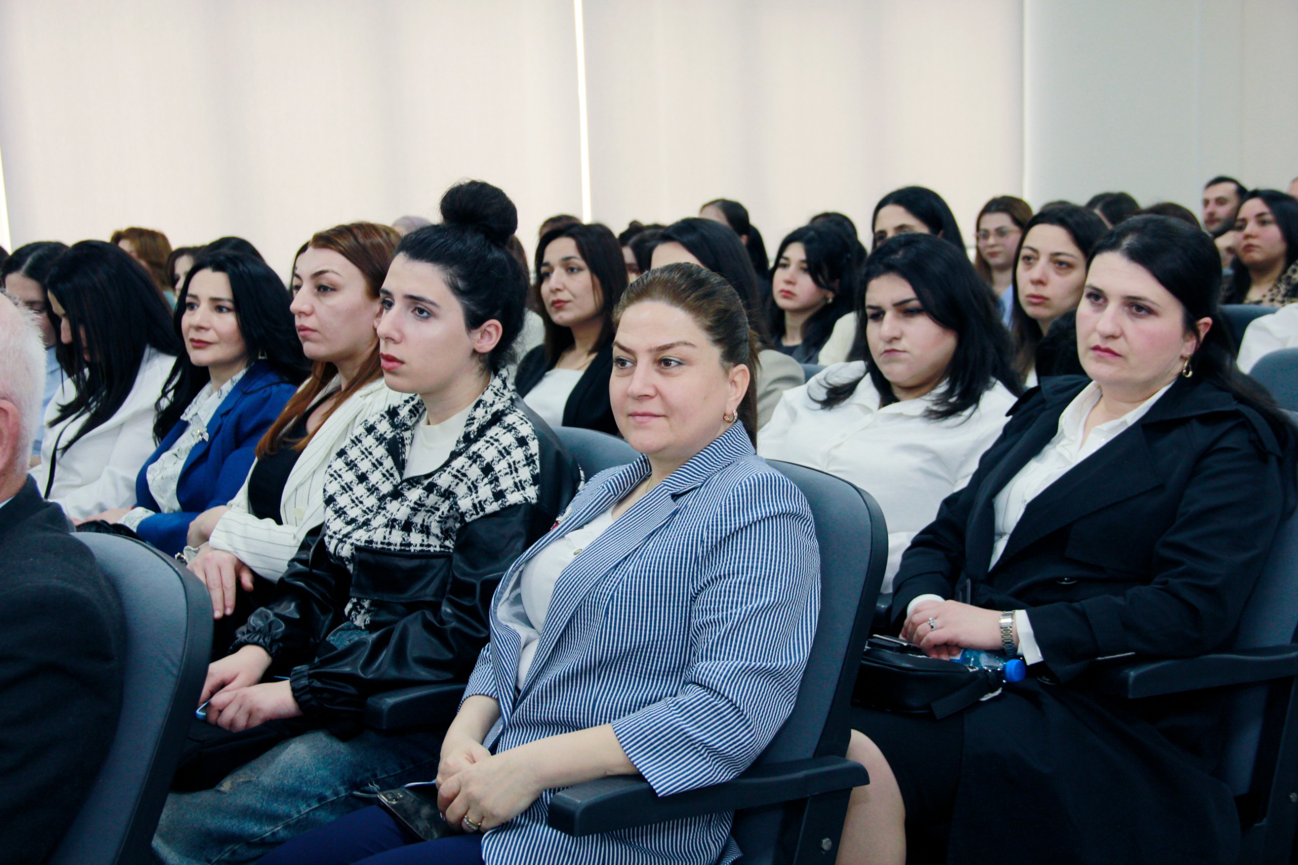 Yeni nəsil necə tərbiyə edilsin? – Mütəxəssislər cavab axtardı