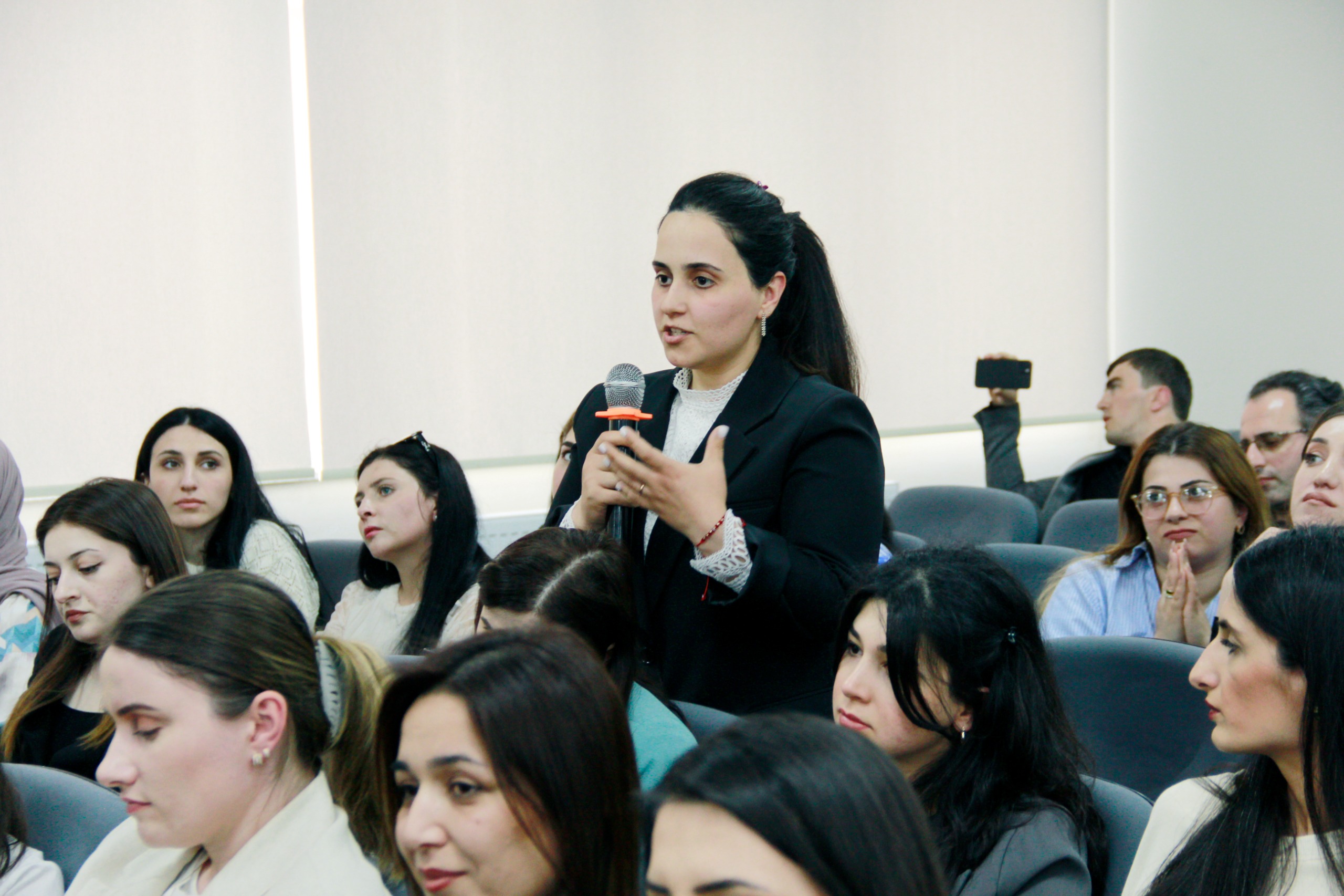 Yeni nəsil necə tərbiyə edilsin? – Mütəxəssislər cavab axtardı