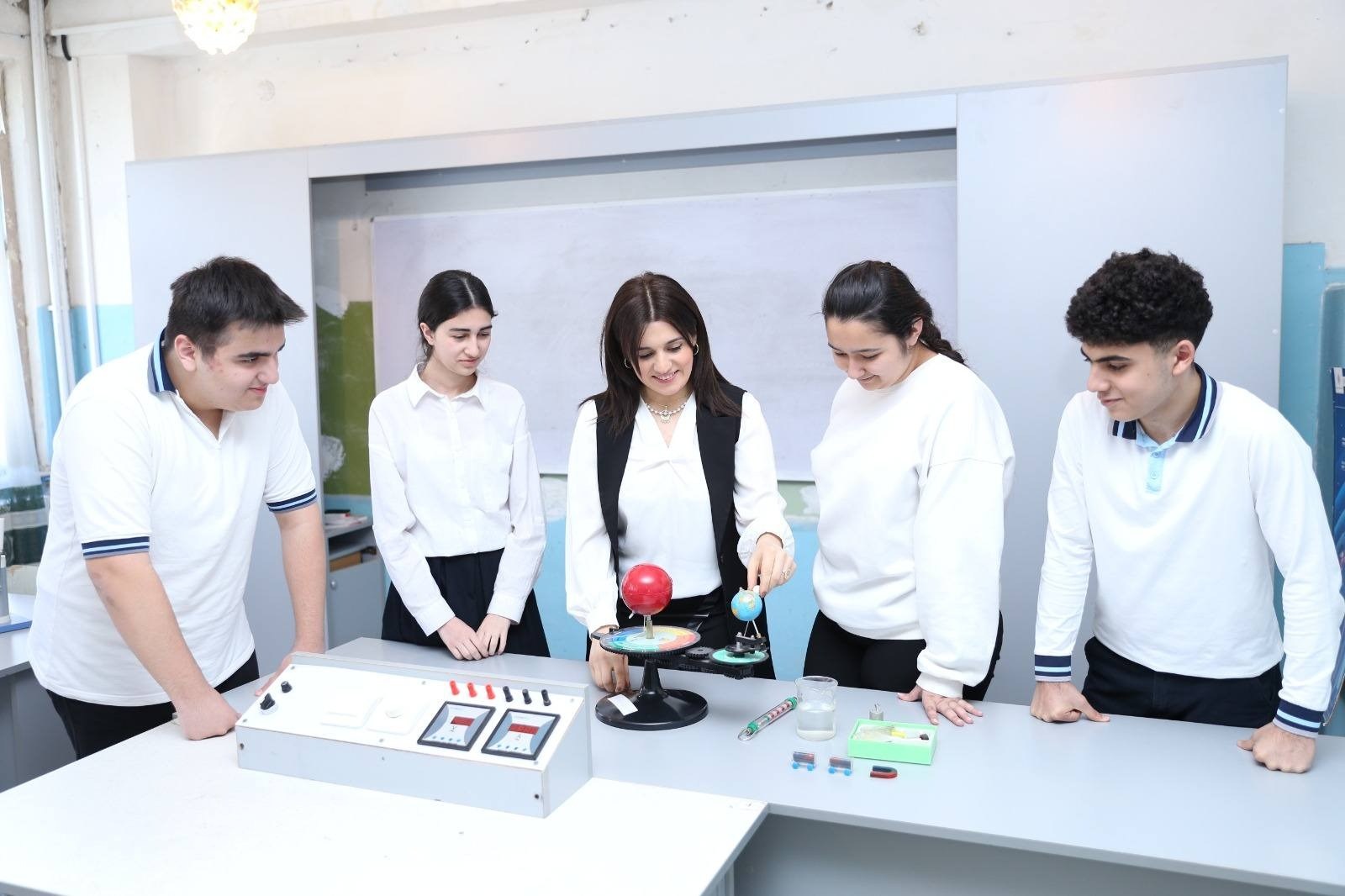 Yeni təhsil modeli əsasında fəaliyyətə başlayacaq məktəbə müəllim axtarılır 