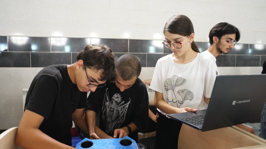 Yeniyetmə və gənclər yarışda: Robot sistemləri dizayn edirlər