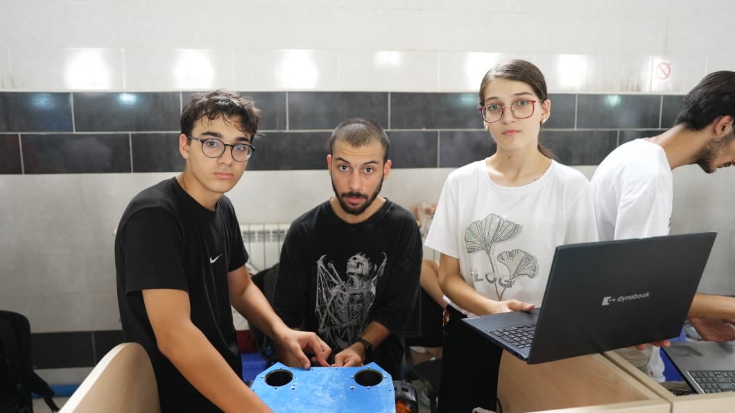 Yeniyetmə və gənclər yarışda: Robot sistemləri dizayn edirlər