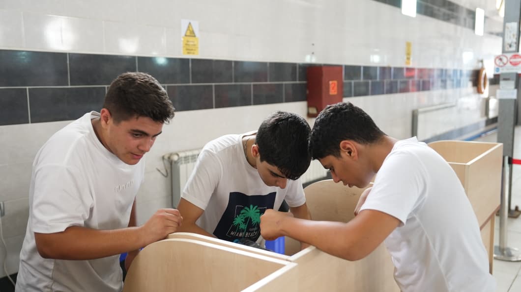 Yeniyetmə və gənclər yarışda: Robot sistemləri dizayn edirlər