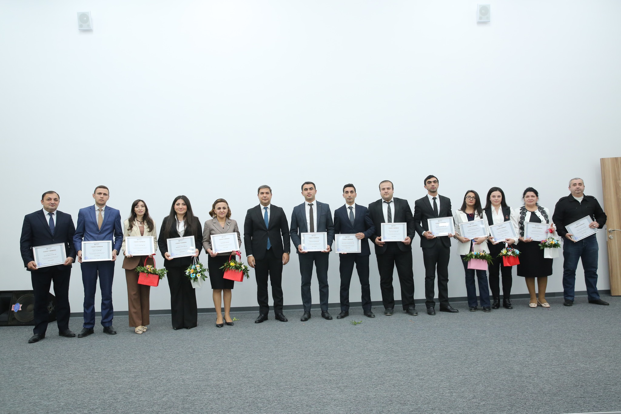 Yüksək nailiyyətlərinə görə mükafatlandırılan müəllimlərə təltifləri təqdim edilib 