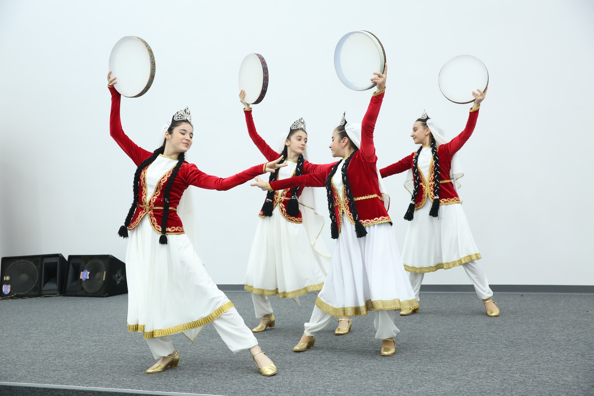 Yüksək nailiyyətlərinə görə mükafatlandırılan müəllimlərə təltifləri təqdim edilib