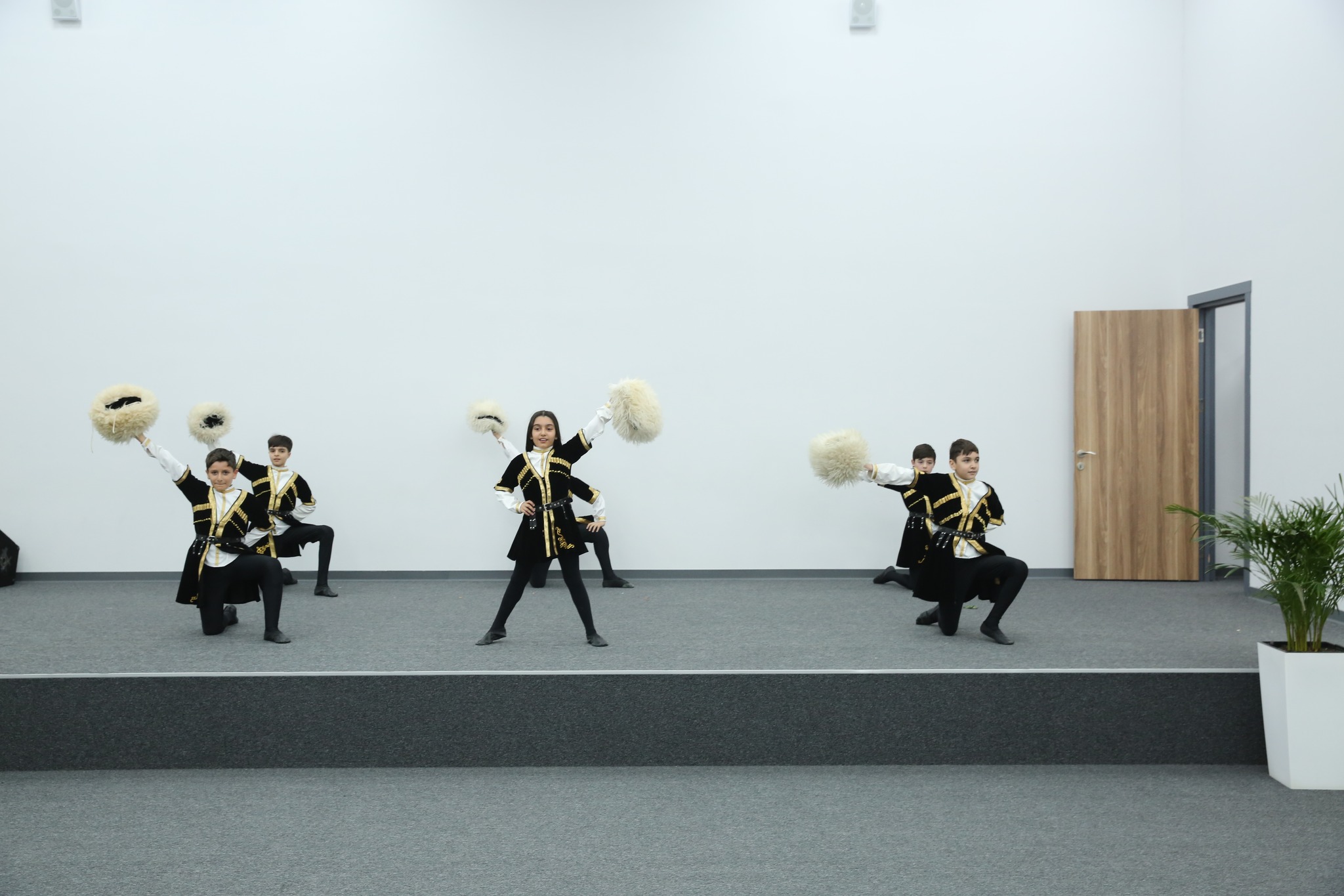 Yüksək nailiyyətlərinə görə mükafatlandırılan müəllimlərə təltifləri təqdim edilib