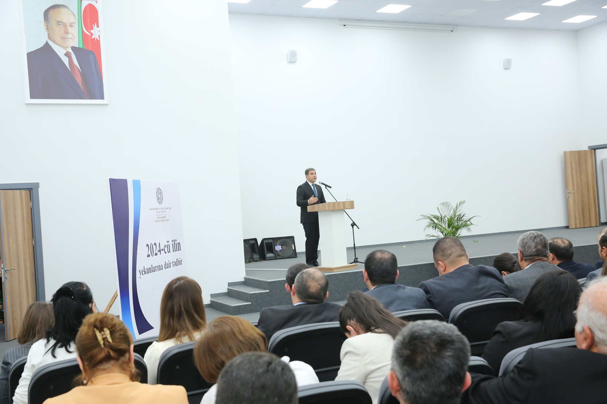 Yüksək nailiyyətlərinə görə mükafatlandırılan müəllimlərə təltifləri təqdim edilib