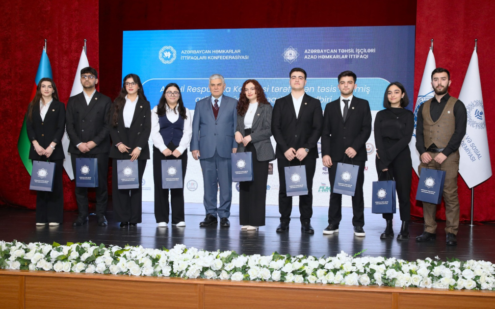 Yüz tələbəyə adlı təqaüd verilib