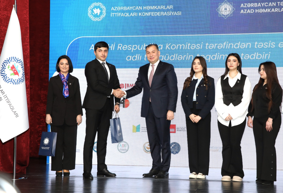 Yüz tələbəyə adlı təqaüd verilib