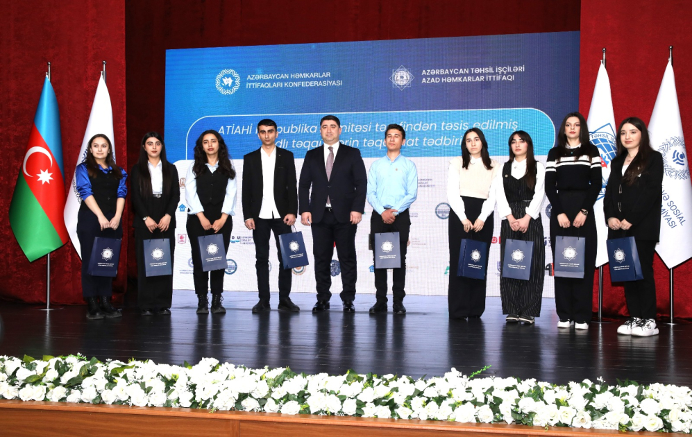 Yüz tələbəyə adlı təqaüd verilib