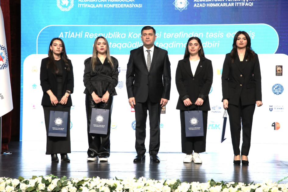 Yüz tələbəyə adlı təqaüd verilib