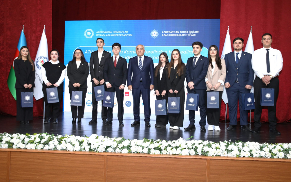 Yüz tələbəyə adlı təqaüd verilib