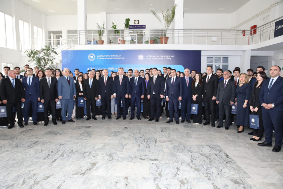 Yüz tələbəyə adlı təqaüd verilib