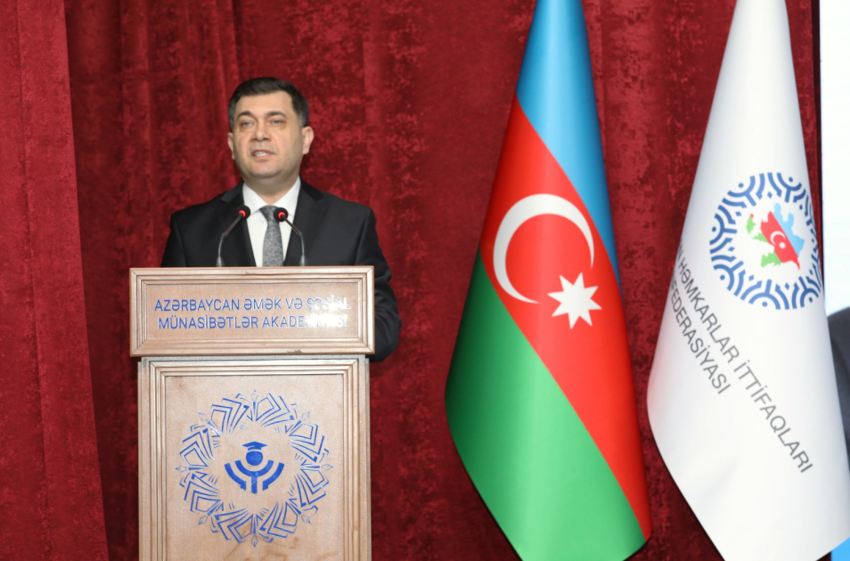 Yüz tələbəyə adlı təqaüd verilib