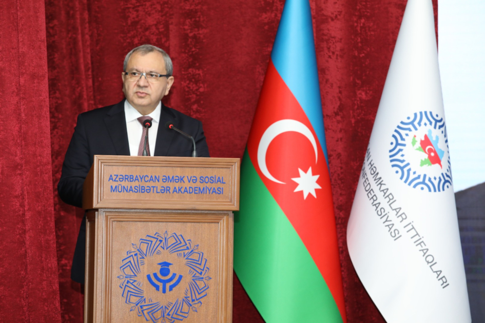 Yüz tələbəyə adlı təqaüd verilib