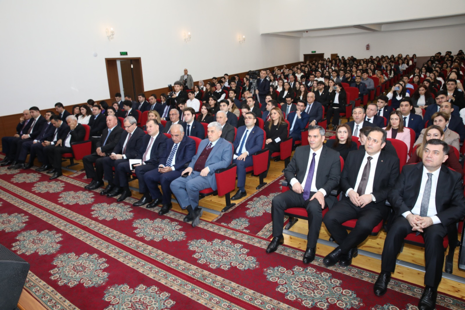 Yüz tələbəyə adlı təqaüd verilib