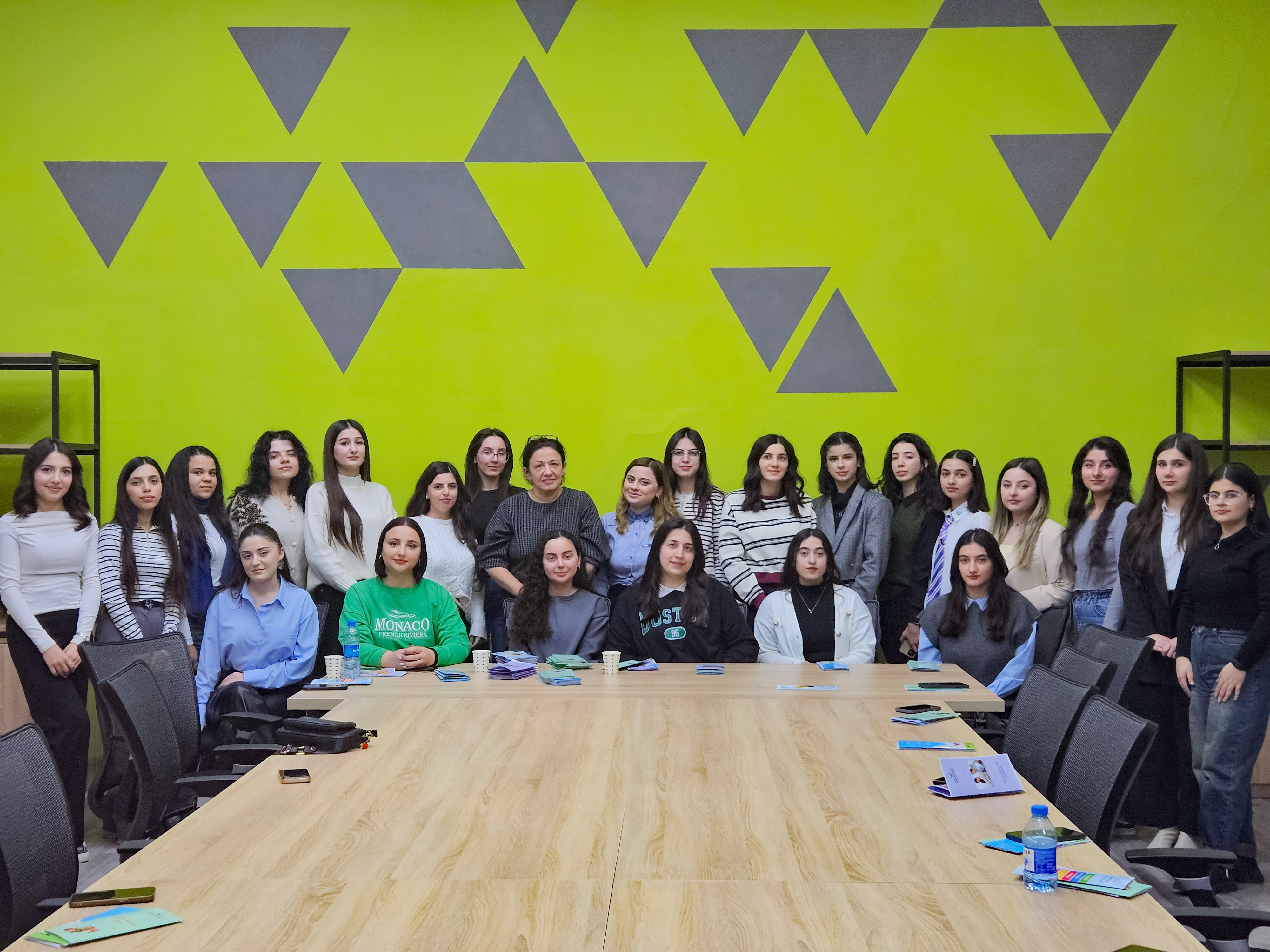 “Zərif Mühəndislər” təqaüd proqramının iştirakçıları üçün təlim keçirilib