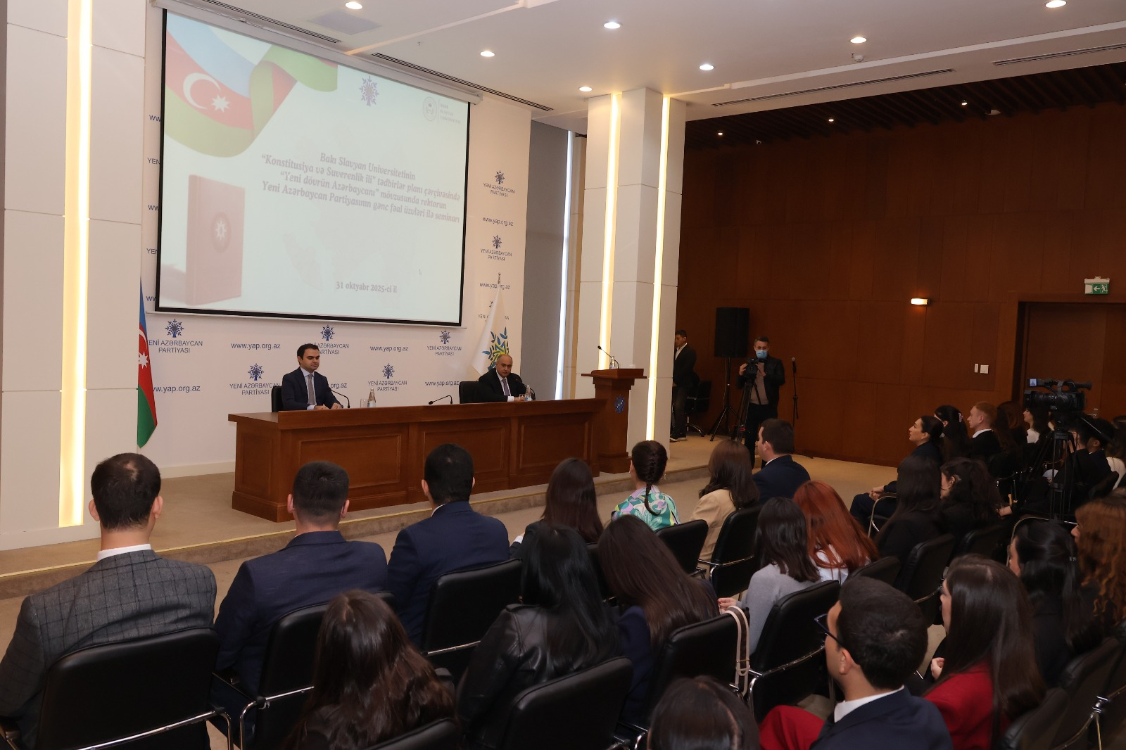 BSU-nun rektoru YAP-ın gənc fəalları ilə görüş keçirib