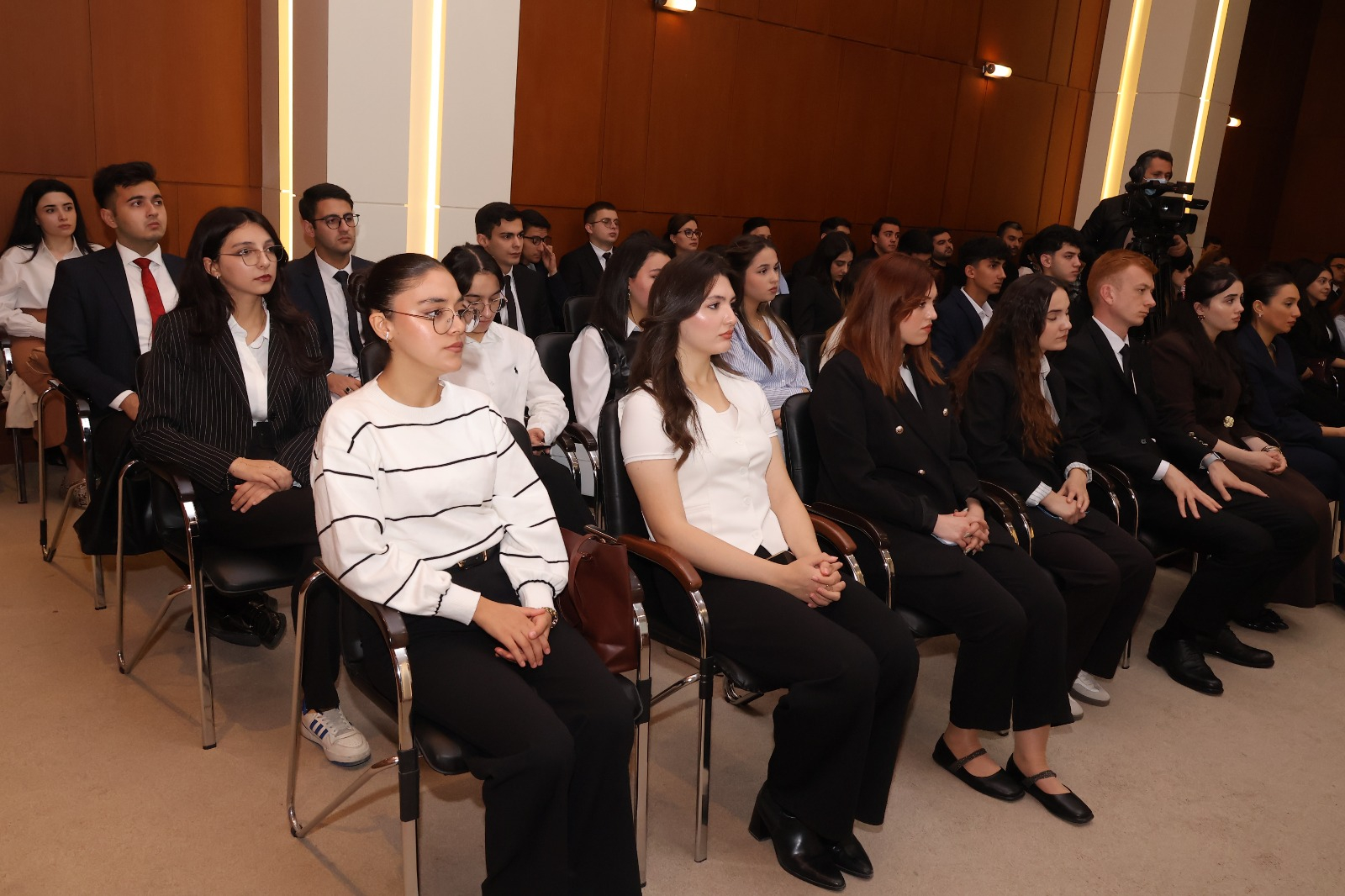 BSU-nun rektoru YAP-ın gənc fəalları ilə görüş keçirib