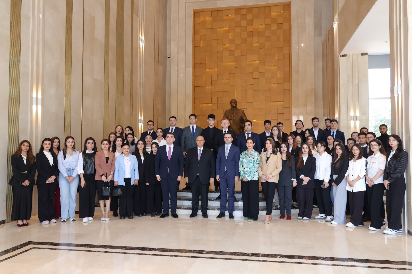 BSU-nun rektoru YAP-ın gənc fəalları ilə görüş keçirib