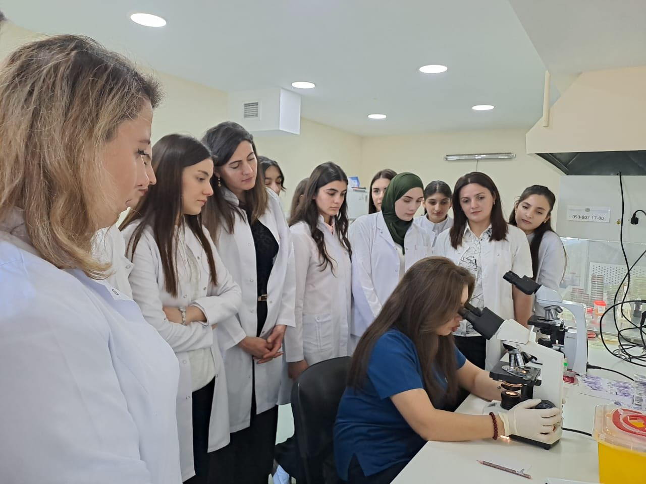 “İlk dəfə mikroskop altında müşahidə apardım"- Tələbələr təcrübədə