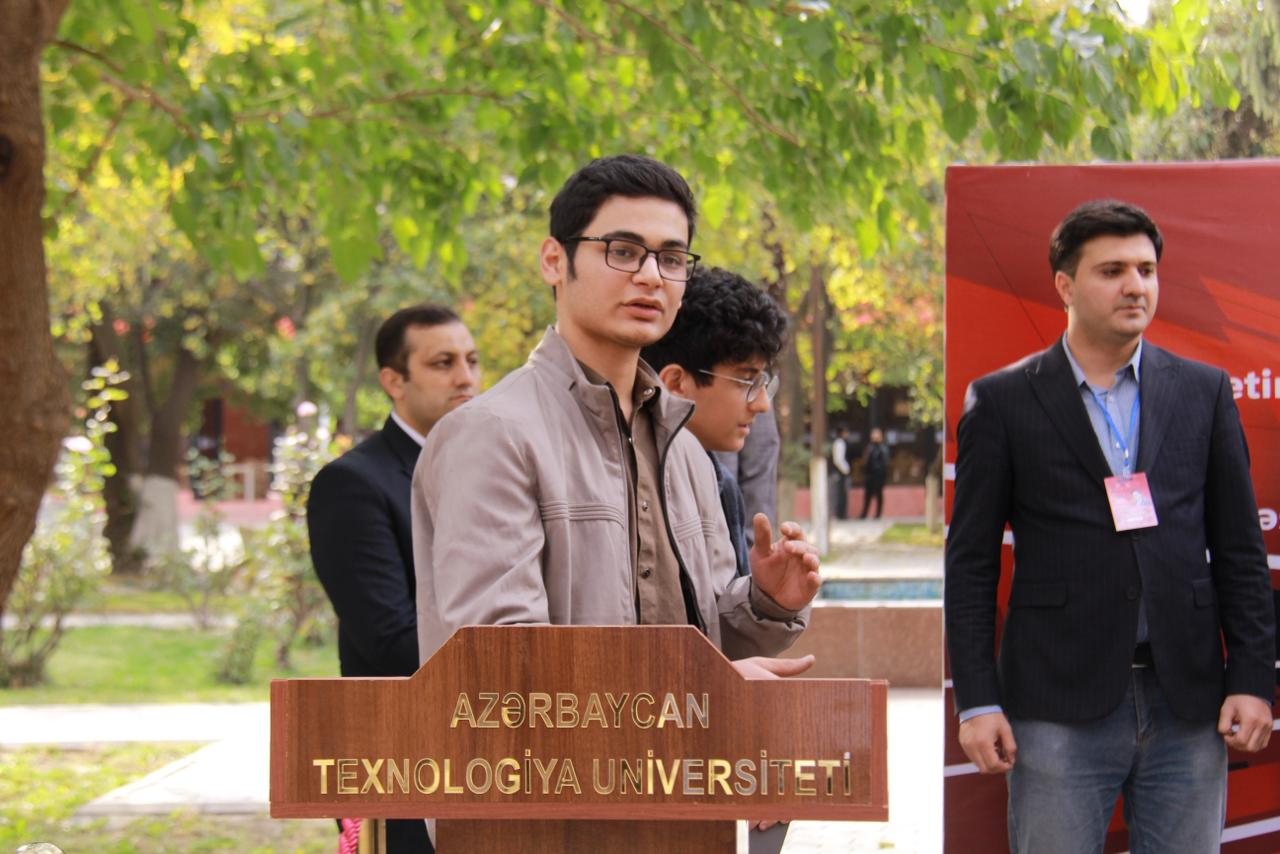 “Gəl yanıma”  deyilir və avtomobil işləyir