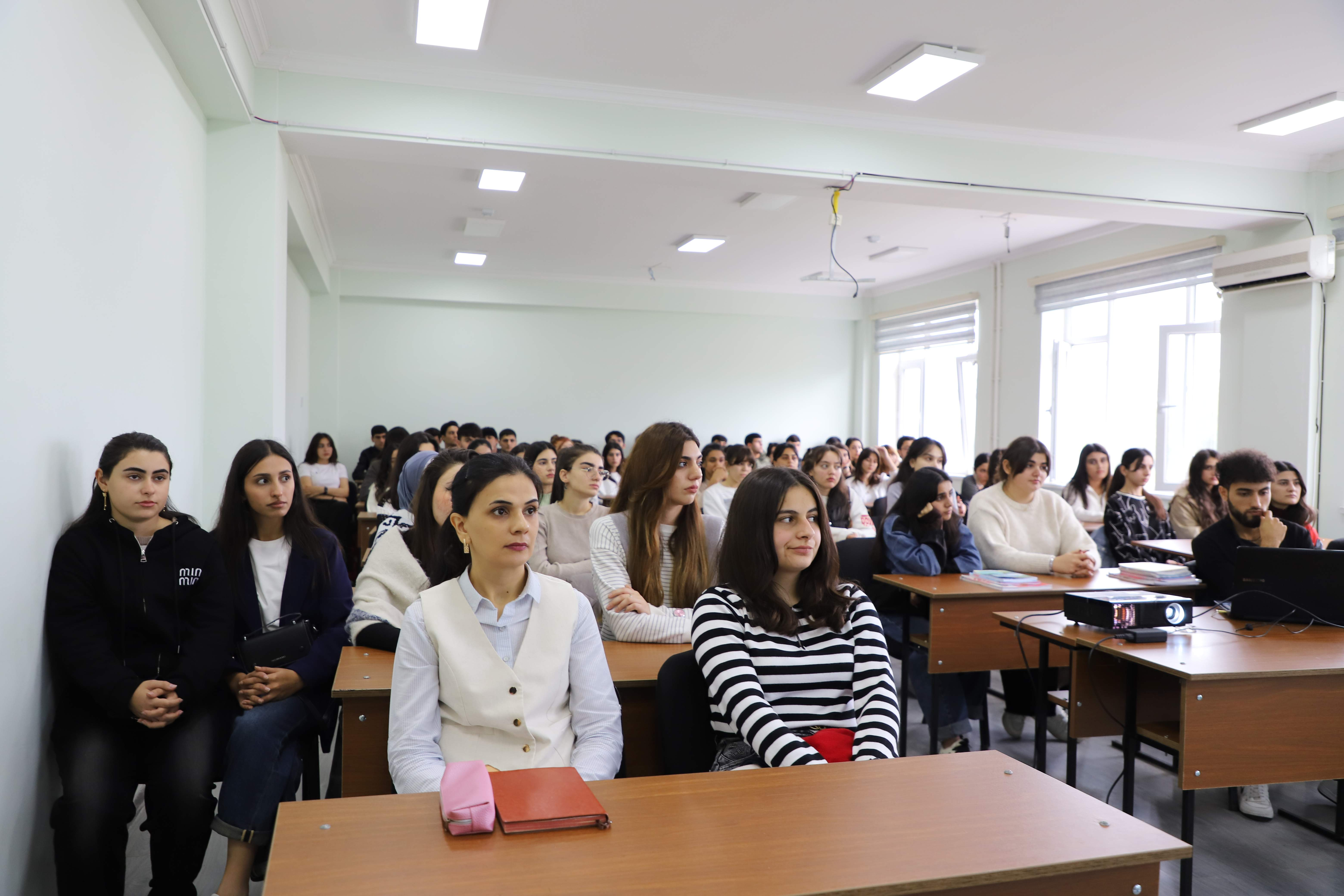 LDU-da psixoloji mövzuda maarifləndirici təlim keçirilib