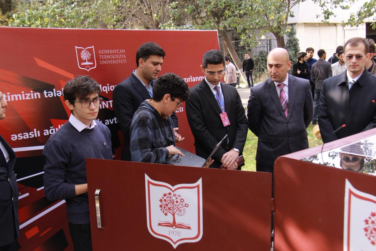 “Gəl yanıma”  deyilir və avtomobil işləyir