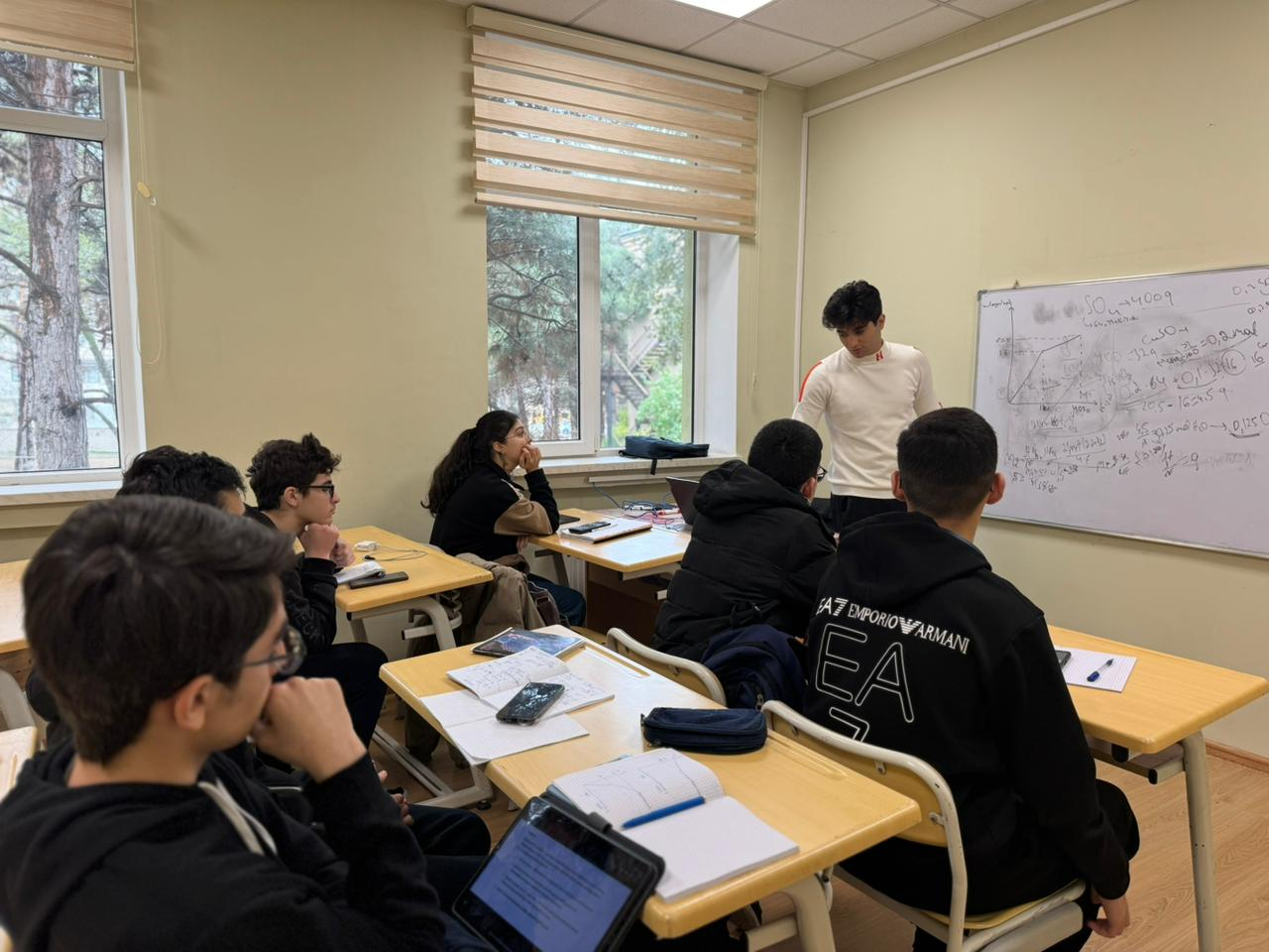 Yeniyetmələrin Beynəlxalq Elm Olimpiadasına hazırlıq dərsləri keçirilir