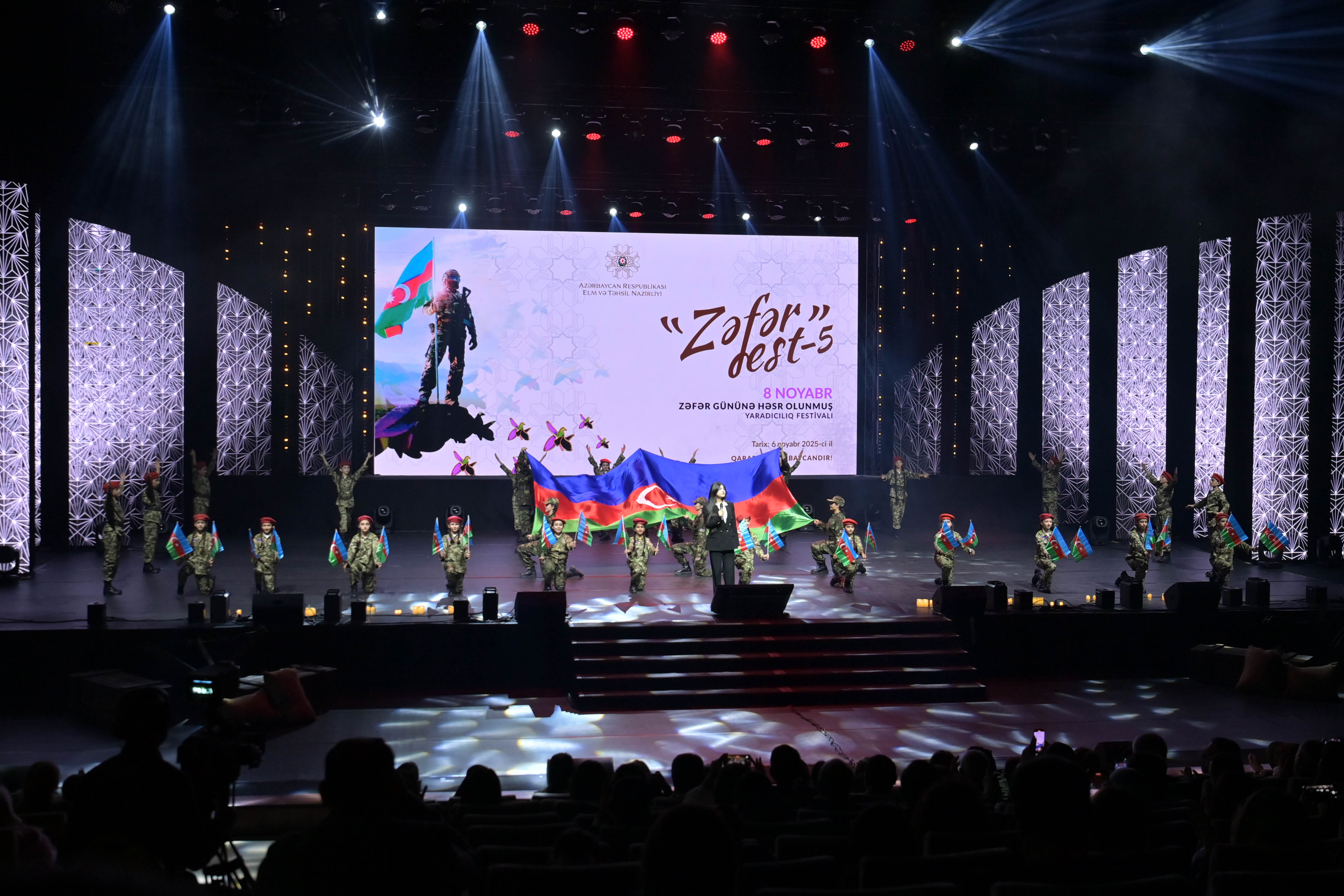 Zəfərə gedən 44 günün əksi səhnədə