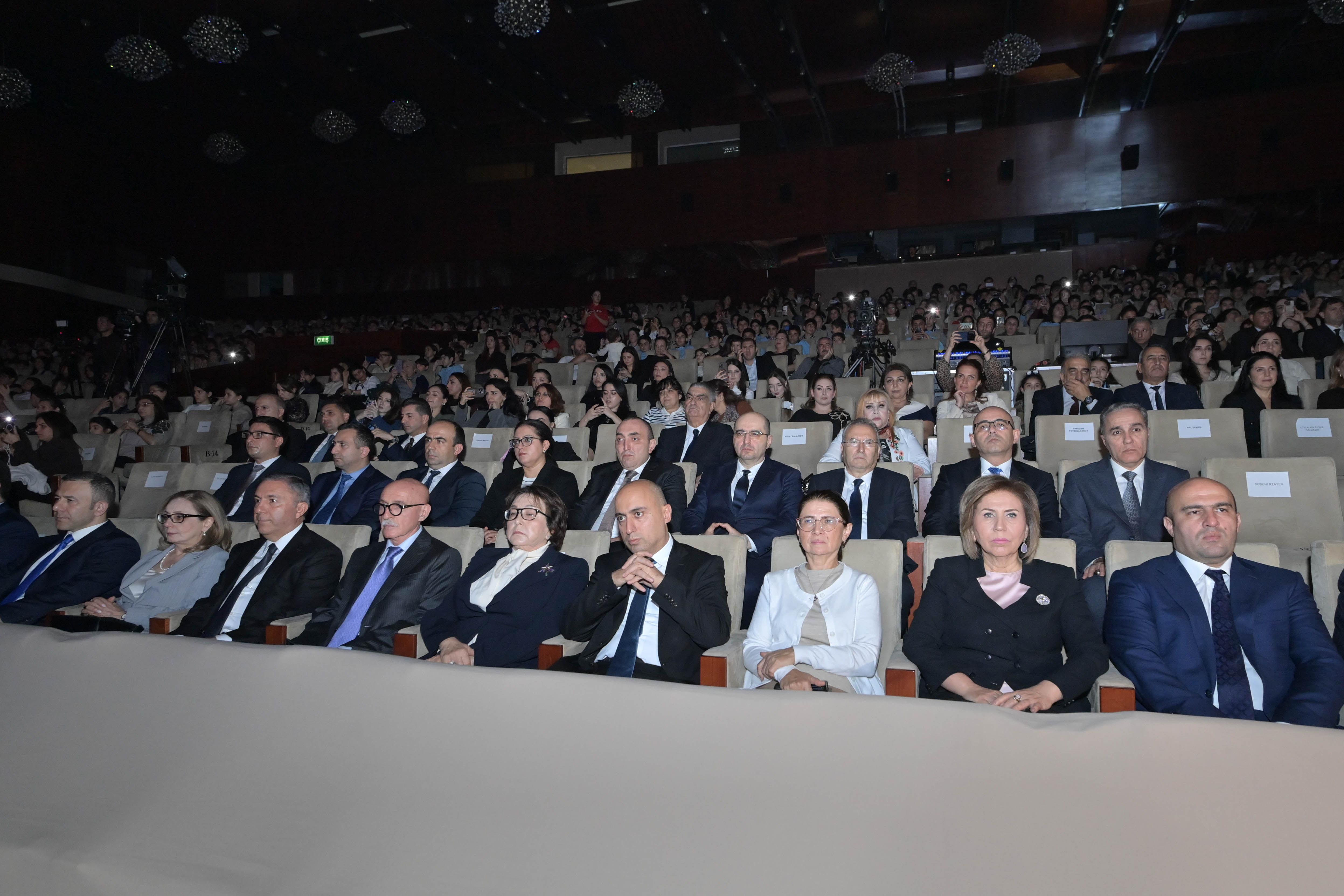 Zəfərə gedən 44 günün əksi səhnədə