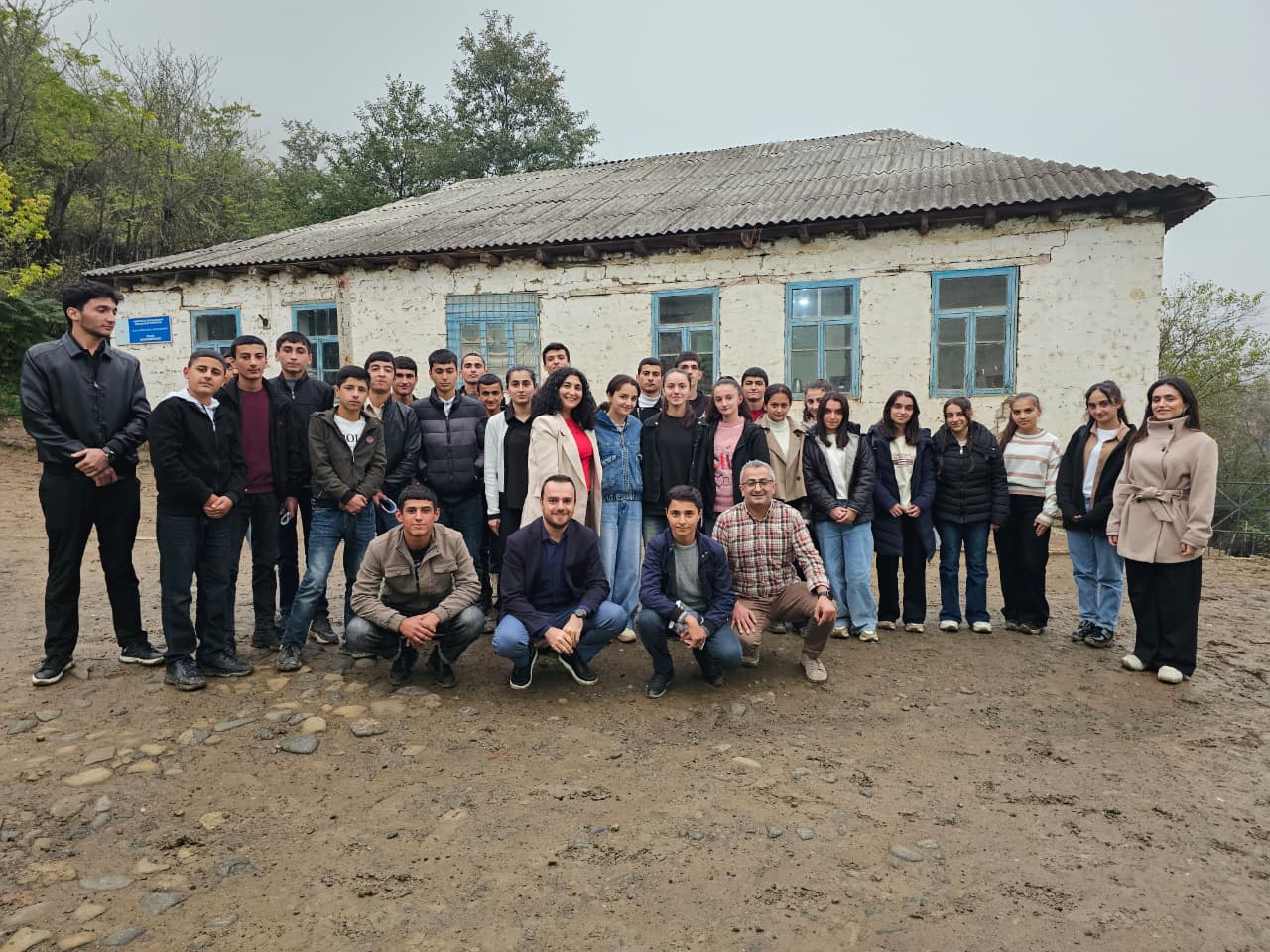 Böyük Britaniya məzunları kənd məktəbliləri ilə görüşüb